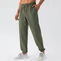 Olijfgroene heren sportjoggingbroek van sneldrogend nylon met trekkoord en boorden. - S / Bottoms / Legergroen