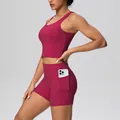 Detail van zijzak op bordeauxrode yogashort met een witte smartphone-prop - S / Boven- En Onderstuk / Karmijnrood