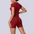 Gedetailleerd achteraanzicht van een bordeauxrode naadloze yogaset met hoge taille shorts. - Bordeauxrood