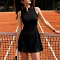 Detailansicht eines schwarzen schnelltrocknenden Tenniskleids mit Reißverschlusskragen. - S / Ober- und Unterteil (Ärmellos) / Schwarz