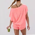 Vue arrière d'un mannequin portant un haut rose à épaules dénudées et un short de sport - S / Haut et Bas / Pêche