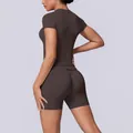 Achteraanzicht van naadloze bruine yogaset met hoge taille shorts en slank gesneden top - Chocoladebruin
