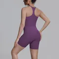 Gedetailleerd achteraanzicht van een paarse racerback tanktop en bijpassende sportshort - Distelpaars