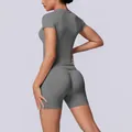 Achteraanzicht van de grijze naadloze yogaset met slanke pasvorm en liftend effect - donkergrijs