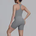 Detail van de grijze racerback sportromper voor dames die pasvorm en textuur toont - Titanium Grijs