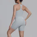 Detail van de achterkant van het grijze racerback sporthemd en fitnessshorts set - Neushoorn Grijs
