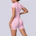 Slank zittende roze naadloze yogaset met korte mouwen en high-waisted booty shorts - S / Boven- En Onderstuk / Barbie Roze