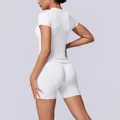 Naadloze witte yogaset met nauwsluitende top en booty lifting shorts - S / Boven- En Onderstuk / Natuurlijk Wit