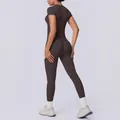 Set yoga senza cuciture marrone scuro con top a maniche corte e leggings attillati - marrone cioccolato