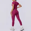 Set yoga da donna in maglia senza cuciture con top a maniche corte color prugna - Bacche Selvatiche