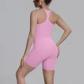 Detailweergave van roze racerback sporttop en bijpassende korte broek voor dames - Kersenbloesem Roze
