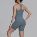 Achteraanzicht van grijze racerback yoga tanktop en strakke bikershorts set - Olieblauw