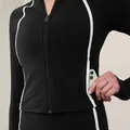 Vue détaillée de la veste de yoga noire pour femme avec poche zippée et liseré blanc - S / Hauts / Noir