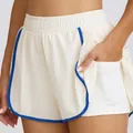 Pantalones cortos de yoga plisados de cintura alta para mujer en blanco roto con ribete azul - Blanco