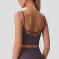 Vue arrière d'un soutien-gorge de sport à fines bretelles croisées et jupe taille haute - S / Hauts / Gris Violet