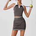 Conjunto de tenis gris de dos piezas con polo sin mangas y falda con ribete blanco - S / Top Y Pantalón / Gris humo