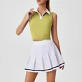 Conjunto deportivo con polo sin mangas verde oliva y falda de tenis blanca. - S / Top Y Pantalón / Amarillo Sol
