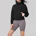 Sweat-shirt noir ample à col montant pour femme assorti à un short cycliste gris - S / Hauts / Noir
