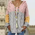Détail d'un pull en maille torsadée pour femme avec col en V, capuche et blocs de couleur. - Rose + Gris