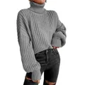 Detailansicht eines grauen Oversize-Rollkragenpullovers mit überschnittenen Schultern - S / Oberteile / Grau