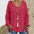 Vue détaillée du pull à capuche fuchsia en maille torsadée pour femme avec col en V - Rouge Foncé
