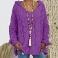 Détail d'un pull à capuche en maille torsadée violette pour femme avec col en V et coupe ample - Bleu Violet