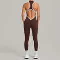 Brauner rückenfreier Yoga-Overall mit weißem Kontrastbesatz und Push-up-Effekt am Po - S / Top And Bottom (26231) / Braun