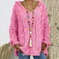 Gros plan détaillé de la texture épaisse en tricot torsadé rose et du motif de ce pull à capuche - Rose vif