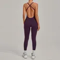 Elegante rugloze yoga-bodysuit met kruisbandjes in een dieppaarse kleur voor fitness - Braampaars