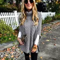 Dettaglio di un maglione poncho grigio a collo alto con trecce indossato all'aperto - Taglia S / Top / Grigio
