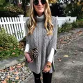 Dettaglio di un maglione poncho grigio a collo alto con trecce indossato all'aperto - Taglia S / Top / Grigio