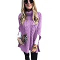 Dettaglio del raffinato poncho viola a trecce con collo alto per un look autunnale di tendenza - Taglia S / Top / Viola