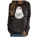 Détail de l'imprimé chat réaliste sur un haut à manches longues rayé noir et blanc chic - Chat à Motifs
