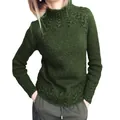 Détail d'un élégant pull en maille torsadée vert foncé pour femme avec col montant et motifs - Vert Foncé