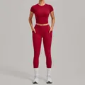 Ensemble de yoga bordeaux deux pièces avec haut court à manches courtes et legging - S / Haut et Bas / Rouge rubis