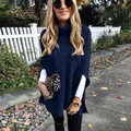 Detail van marineblauwe kabelgebreide poncho met hoge kraag voor dames in herfststijl - Saffierblauw