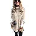 Gedetailleerde weergave van elegante beige coltrui poncho trui met kabelpatroon - Beige
