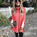 Modefoto van koraalkleurige kabelgebreide poncho met coltrui voor buiten - Watermeloen Rood