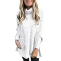 Gedetailleerde weergave van een elegante witte coltrui poncho met kabelpatroon, losse pasvorm - Wit