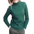 Detailopname van een groene kabeltrui met col voor dames, met een dikke gebreide textuur - S / Tops / Groen
