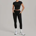 Ensemble de yoga noir deux pièces, haut à manches courtes élastique et legging à poches - Noir