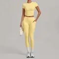 Ensemble de yoga jaune deux pièces avec haut à manches courtes et leggings à poches. - Jaune Durian