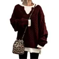 Vista dettagliata di un maglione bordeaux a trecce, vestibilità oversize rilassata da donna - Borgogna