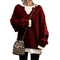 Vista dettagliata di un maglione rosso oversize da donna con maglia a trecce retro - Rosso