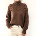 Nahaufnahme eines braunen Rollkragenpullovers mit aufwendigem Zopfmuster und Strickdetails - S / Oberteile / Khaki