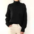Detailansicht eines schwarzen Damen-Strickpullovers mit Rollkragen und Zopfmuster - Schwarz