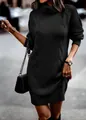 Primer plano del vestido corto de punto trenzado negro con cuello alto y textura gruesa. - Negro