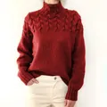 Nahaufnahme eines roten Damen-Rollkragenpullovers mit Zopfmuster und feiner Textur. - S / Oberteile / Rot