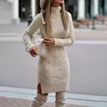 Detailansicht eines eleganten beigen Rollkragen-Strickkleides für den Herbst - S / Oberteil Und Unterteil / Aprikose