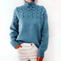 Detaillierte Ansicht des blauen Damen-Rollkragenpullovers mit Zopfstrickmuster - Himmelblau